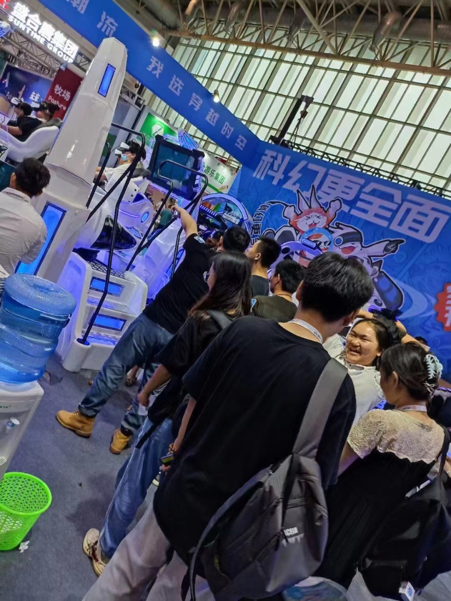 1689317747324115.jpg 排隊(duì)飛碟5人_副本.jpg